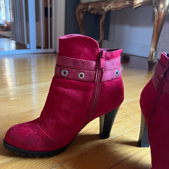 Red/pink buckled heeled bootie - Picture 2 of 3